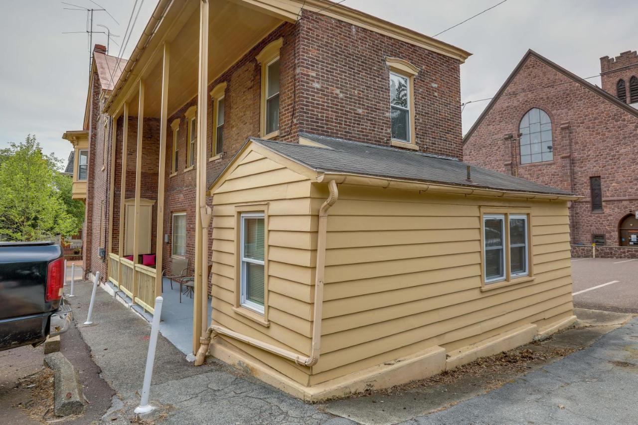 Darling Pennsylvania Vacation With Porch! Apartment